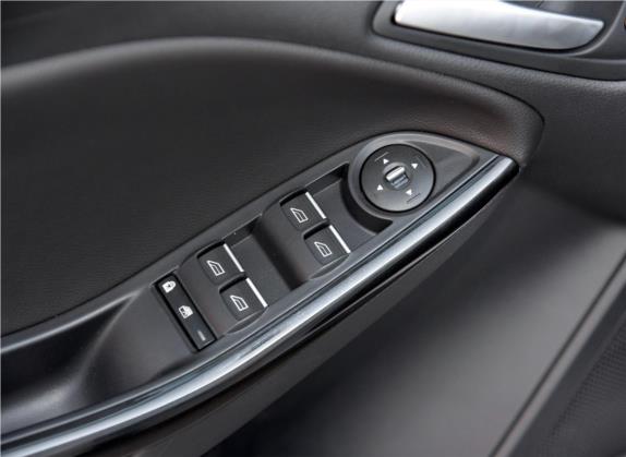 福克斯 2015款 三厢 1.6L 手动风尚型 车厢座椅   门窗控制