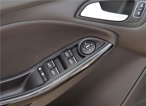 福克斯 2017款 两厢 EcoBoost 125 自动超能风尚型智行版 车厢座椅   门窗控制