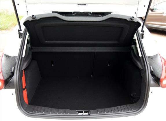 福克斯 2017款 两厢 1.6L 自动风尚型智行版 车厢座椅   后备厢