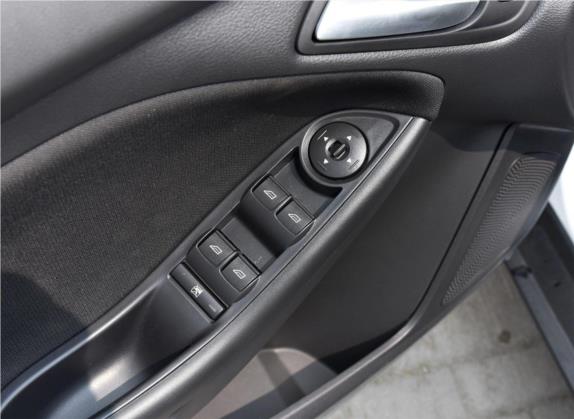 福克斯 2017款 两厢 1.6L 手动舒适型智行版 车厢座椅   门窗控制