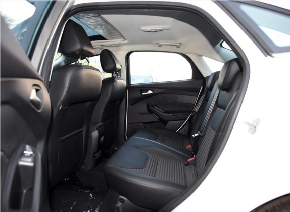 福克斯 2017款 三厢 EcoBoost 180 自动精英型 车厢座椅   后排空间