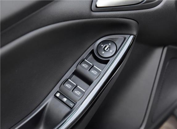 福克斯 2017款 三厢 1.6L 自动风尚型智行版 车厢座椅   门窗控制