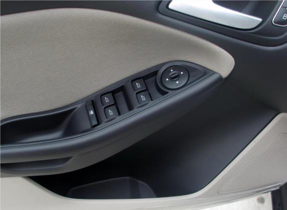 福克斯 2017款 三厢 1.6L 自动舒适型智行版 车厢座椅   门窗控制