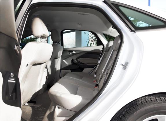 福克斯 2017款 三厢 1.6L 手动舒适型智行版 车厢座椅   后排空间