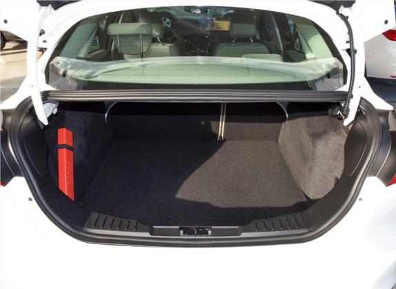 福克斯 2017款 三厢 1.6L 手动舒适型智行版 车厢座椅   后备厢