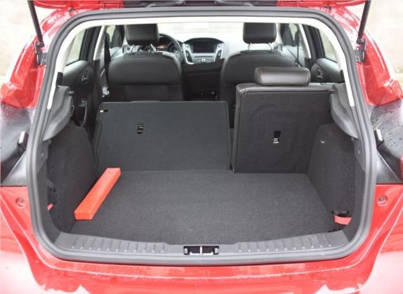 福克斯 2017款 1.5T CTCC 红黑限量版 车厢座椅   后备厢