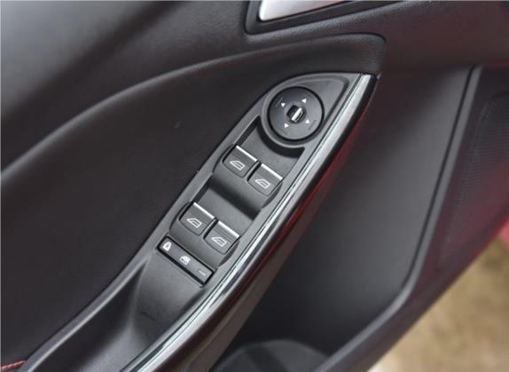 福克斯 2017款 1.5T CTCC 红黑限量版 车厢座椅   门窗控制