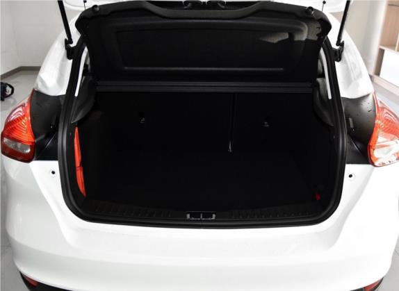 福克斯 2018款 两厢经典 1.6L 手动舒适型智行版 车厢座椅   后备厢