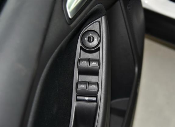 福克斯 2018款 两厢经典 1.6L 手动舒适型智行版 车厢座椅   门窗控制