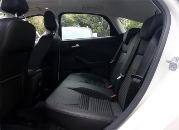 福克斯 2018款 两厢经典 1.6L 手动风尚型智行版 车厢座椅   后排空间