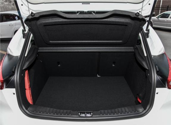 福克斯 2018款 两厢经典 1.6L 自动风尚型智行版 车厢座椅   后备厢