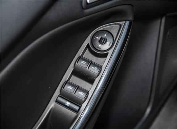 福克斯 2018款 两厢经典 1.6L 自动风尚型智行版 车厢座椅   门窗控制