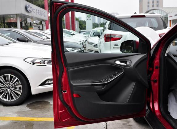 福克斯 2018款 两厢经典 EcoBoost 125 手动超能风尚型智行版 车厢座椅   前门板
