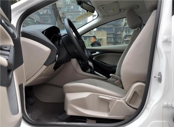 福克斯 2018款 三厢经典 1.6L 自动舒适型智行版 车厢座椅   前排空间