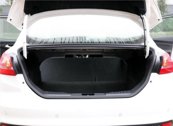 福克斯 2018款 三厢经典 1.6L 手动风尚型智行版 车厢座椅   后备厢