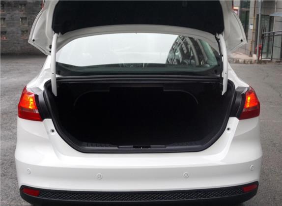 福克斯 2018款 三厢经典 1.6L 自动风尚型智行版 车厢座椅   后备厢