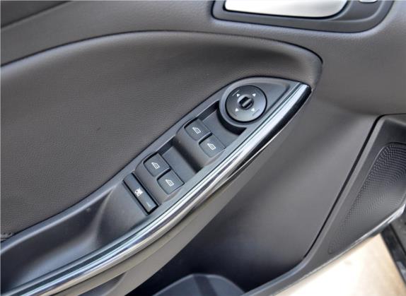 福克斯 2018款 三厢经典 EcoBoost 125 自动超能风尚型智行版 车厢座椅   门窗控制