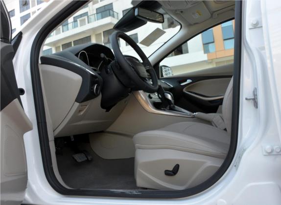 福克斯 2018款 三厢经典 EcoBoost 180 自动旗舰型 车厢座椅   前排空间