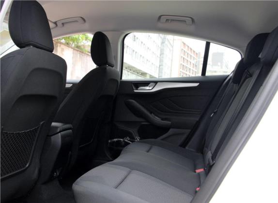 福克斯 2019款 两厢 1.5L 自动锋跃型 国V 车厢座椅   后排空间
