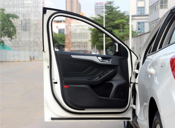 福克斯 2019款 两厢 1.5L 自动锋跃型 国V 车厢座椅   前门板
