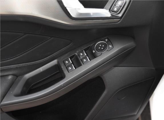 福克斯 2019款 三厢 EcoBoost 125 自动锋潮型 国V 车厢座椅   门窗控制