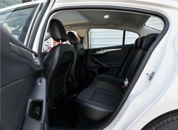 福克斯 2019款 三厢 EcoBoost 180 自动锋潮型 车厢座椅   后排空间