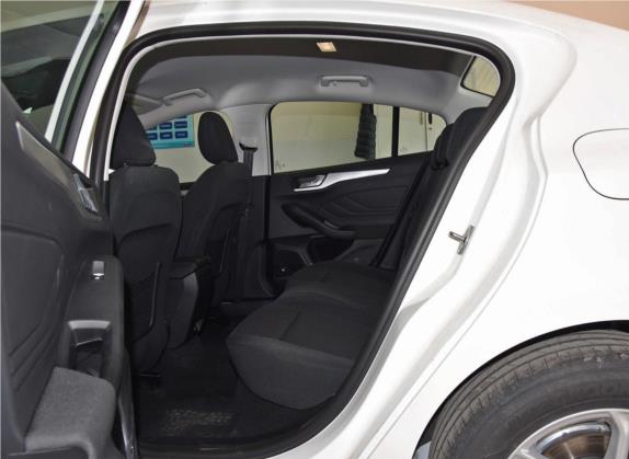 福克斯 2019款 三厢 1.5L 自动锋跃型 国VI 车厢座椅   后排空间