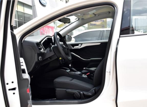 福克斯 2019款 两厢 1.5L 自动锋跃型 国VI 车厢座椅   前排空间