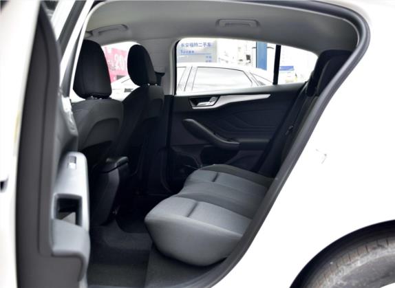 福克斯 2019款 两厢 1.5L 自动锋跃型 国VI 车厢座椅   后排空间