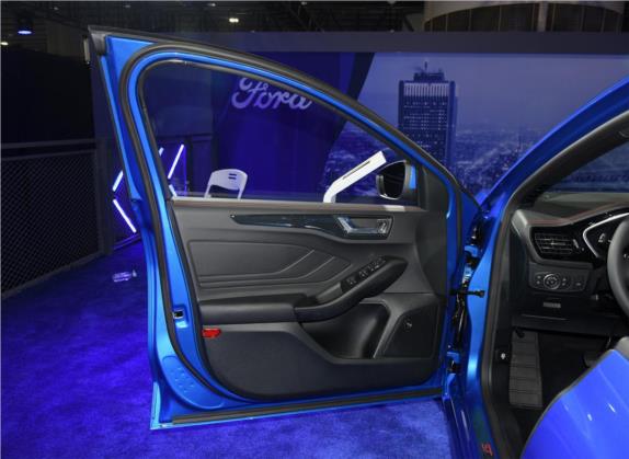 福克斯 2021款 三厢 EcoBoost 180 自动ST Line 车厢座椅   前门板