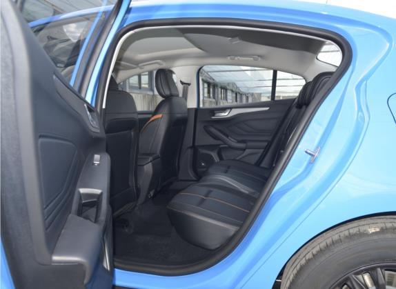 福克斯 2022款 三厢 EcoBoost 180 自动竞速版 车厢座椅   后排空间