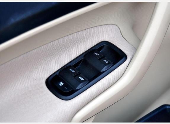 嘉年华 2009款 两厢 1.3L 手动时尚型 车厢座椅   门窗控制