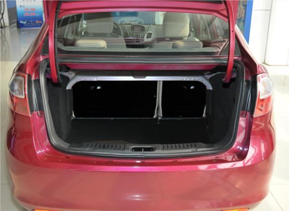 嘉年华 2011款 三厢 1.5L 自动时尚型 车厢座椅   后备厢