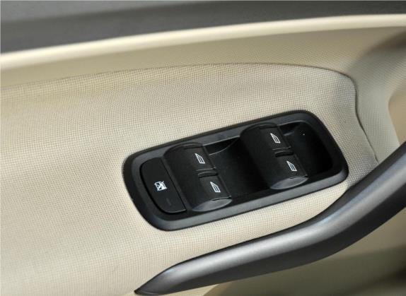 嘉年华 2011款 三厢 1.5L 自动时尚型 车厢座椅   门窗控制