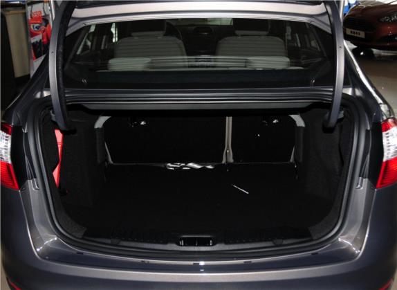 嘉年华 2013款 三厢 1.5L 手动时尚型 车厢座椅   后备厢