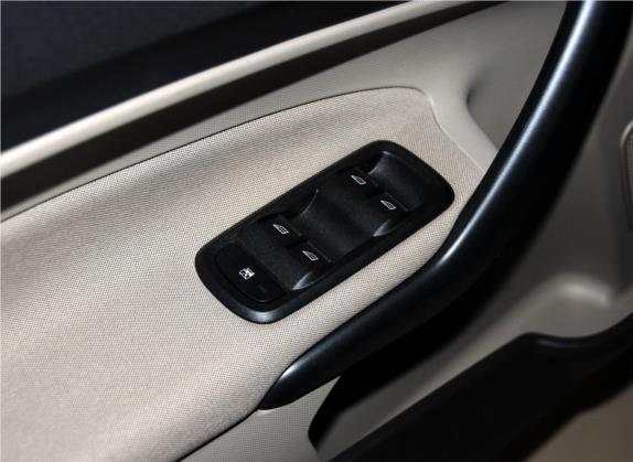 嘉年华 2013款 三厢 1.5L 手动时尚型 车厢座椅   门窗控制