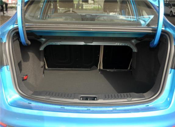 嘉年华 2013款 三厢 1.5L 自动时尚型 车厢座椅   后备厢