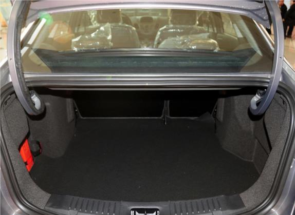 嘉年华 2013款 三厢 1.5L 手动风尚型 车厢座椅   后备厢