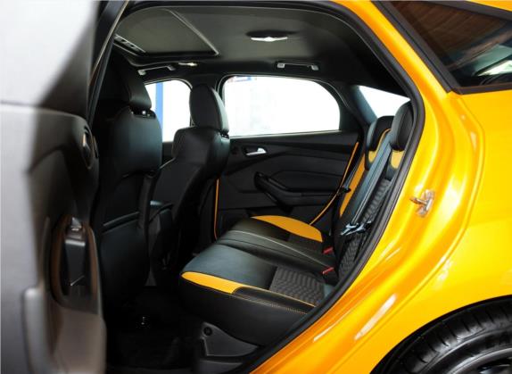 福克斯(进口) 2013款 2.0T ST 橙色版 车厢座椅   后排空间