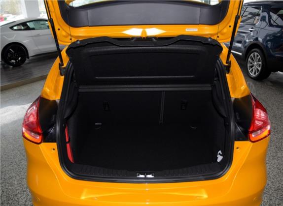 福克斯(进口) 2015款 2.0T ST 橙色版 车厢座椅   后备厢