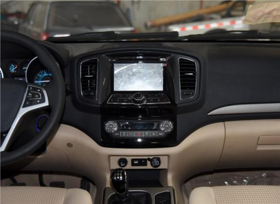 萨瓦纳 2015款 2.0T 手动四驱汽油尊享版5座 中控类   中控台
