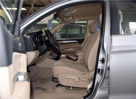 萨瓦纳 2015款 2.0T 手动四驱汽油尊享版5座 车厢座椅   前排空间