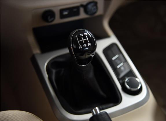 萨瓦纳 2015款 2.0T 手动四驱汽油尊享版5座 中控类   挡把