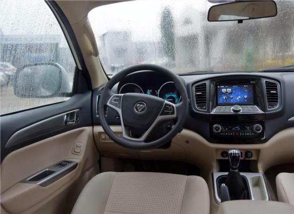 萨瓦纳 2015款 2.8T 手动两驱柴油豪华版5座 中控类   驾驶位