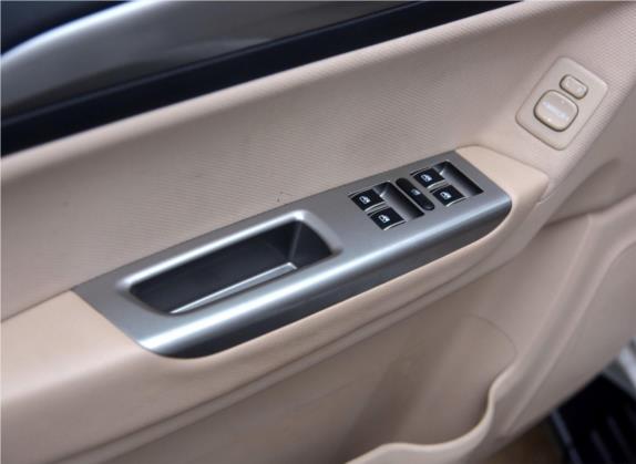 萨瓦纳 2015款 2.8T 手动两驱柴油豪华版5座 车厢座椅   门窗控制