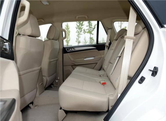 萨瓦纳 2015款 2.8T 手动四驱柴油豪华版5座 车厢座椅   后排空间