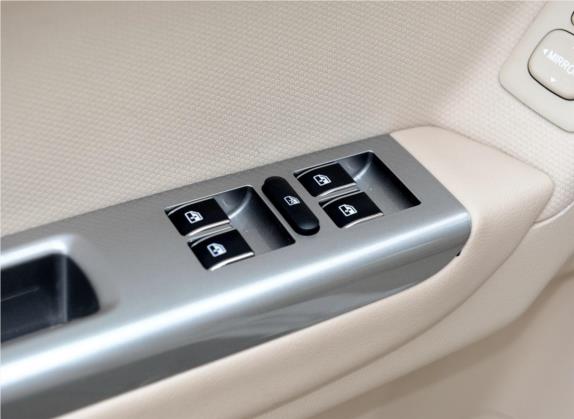 萨瓦纳 2015款 2.8T 手动四驱柴油豪华版5座 车厢座椅   门窗控制