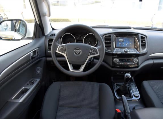 萨瓦纳 2015款 2.8T 手动四驱柴油尊享版7座 中控类   驾驶位