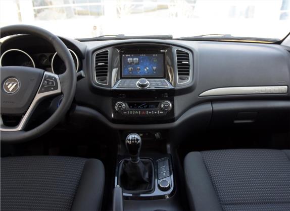 萨瓦纳 2015款 2.8T 手动四驱柴油尊享版7座 中控类   中控台
