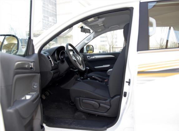 萨瓦纳 2015款 2.8T 手动四驱柴油尊享版7座 车厢座椅   前排空间